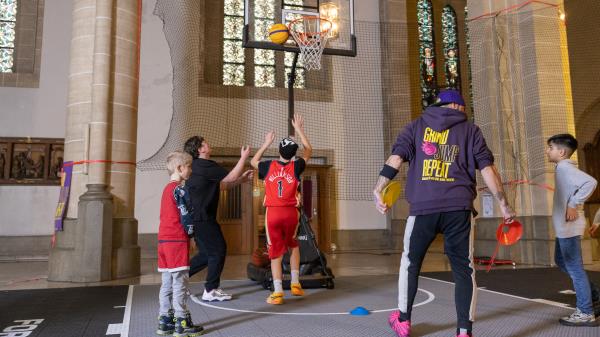 Kinder spielen Basketball