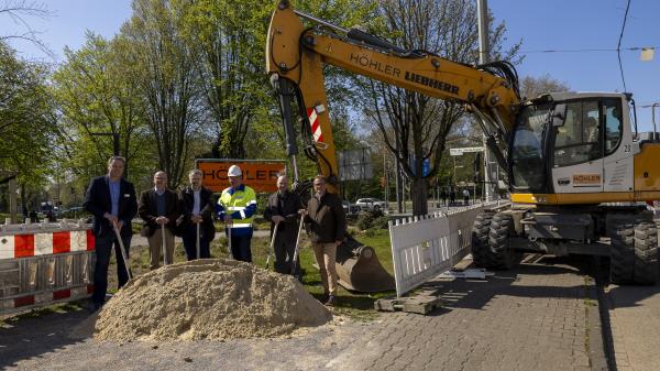 Carsten Daldrup, BOGESTRA AG, Christoph Neumann, Stadt Gelsenkirchen, Peter Beidenhauser, Regierungsbezirk Münster, Boris Pateisky, ELE Verteilnetz GmbH, Marc Nüßen, VRR und Jörg Leitner, GELSENKANAL (v.l.) beim Spatenstich an der Bochumer Straße