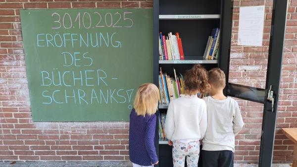 Der neue Bücherschrank in der Ottilienstraße 19