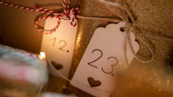 Geschenke mit Nummern im weihnachtlichen Stil