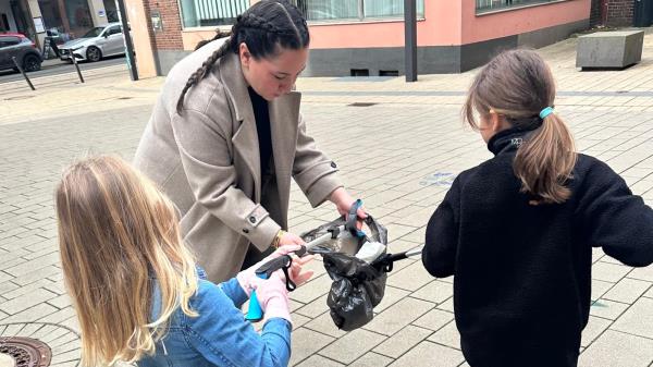 Dilara Isik unterstützt die Kinder beim Müllsammeln