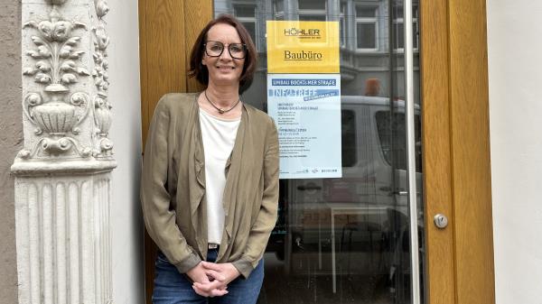 Astrid Metz von der BOGESTRA leitet den InfoTreff zum Umbau der Bochumer Straße