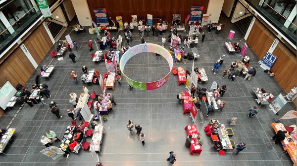 Blick auf die Ehrenamtsbörse aus der fünften Etage des Hans-Sachs-Hauses