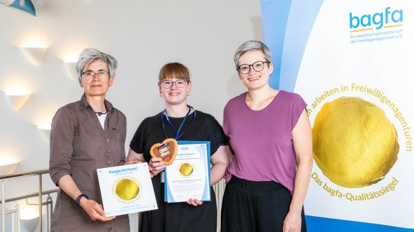 Foto von drei Frauen mit dem bagfa Qualitätssiegel in der Hand.